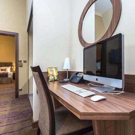 Merchants Crown Suites And Spa Prága Kültér fotó A computer in a hotel room