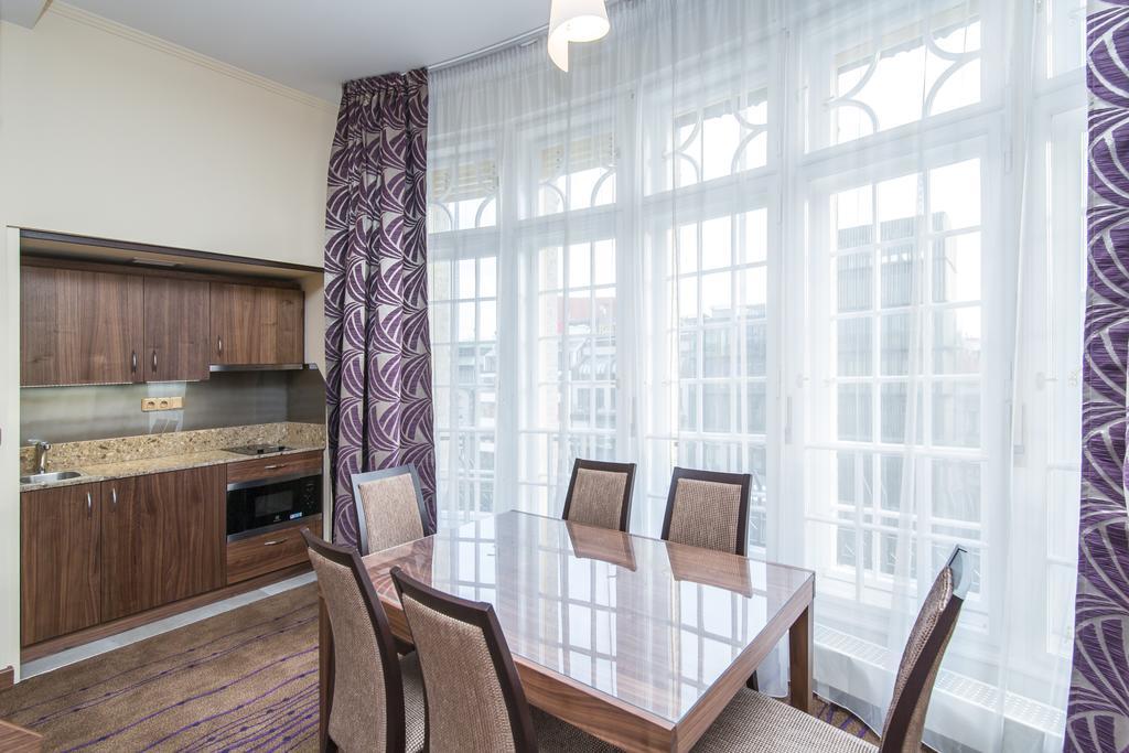 Merchants Crown Suites And Spa Prága Kültér fotó A kitchen with a large window