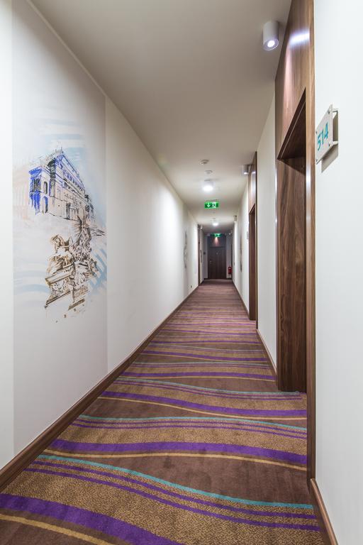 Merchants Crown Suites And Spa Prága Kültér fotó A typical hotel corridor
