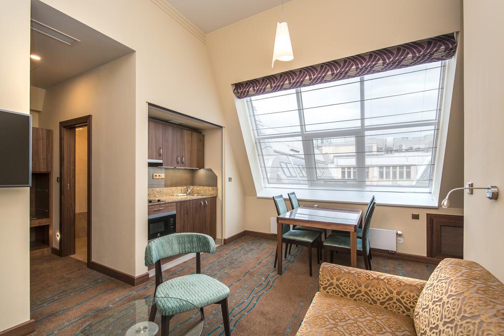 Merchants Crown Suites And Spa Prága Kültér fotó A typical apartment