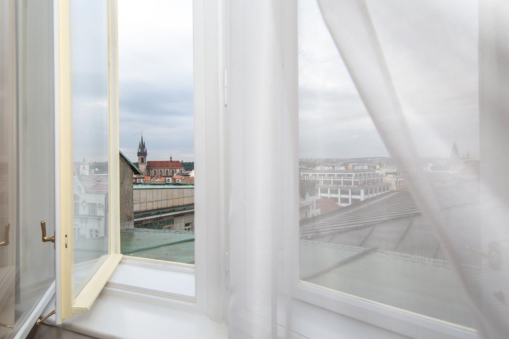 Merchants Crown Suites And Spa Prága Kültér fotó Curtains