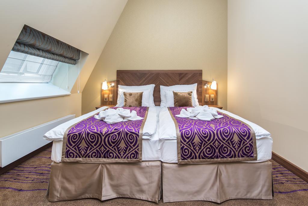 Merchants Crown Suites And Spa Prága Kültér fotó A bed with a bed skirt