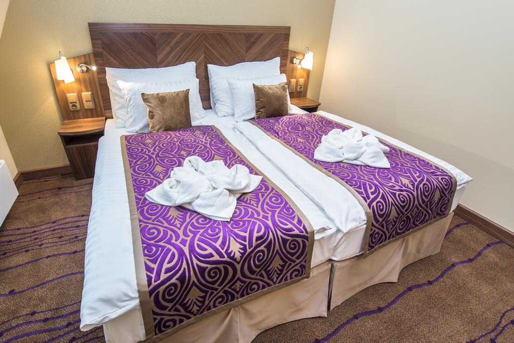 Merchants Crown Suites And Spa Prága Kültér fotó A bed with a bed skirt