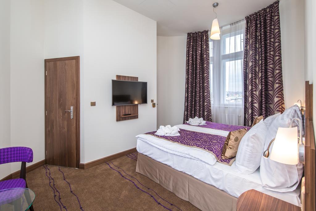 Merchants Crown Suites And Spa Prága Kültér fotó A room at the hotel
