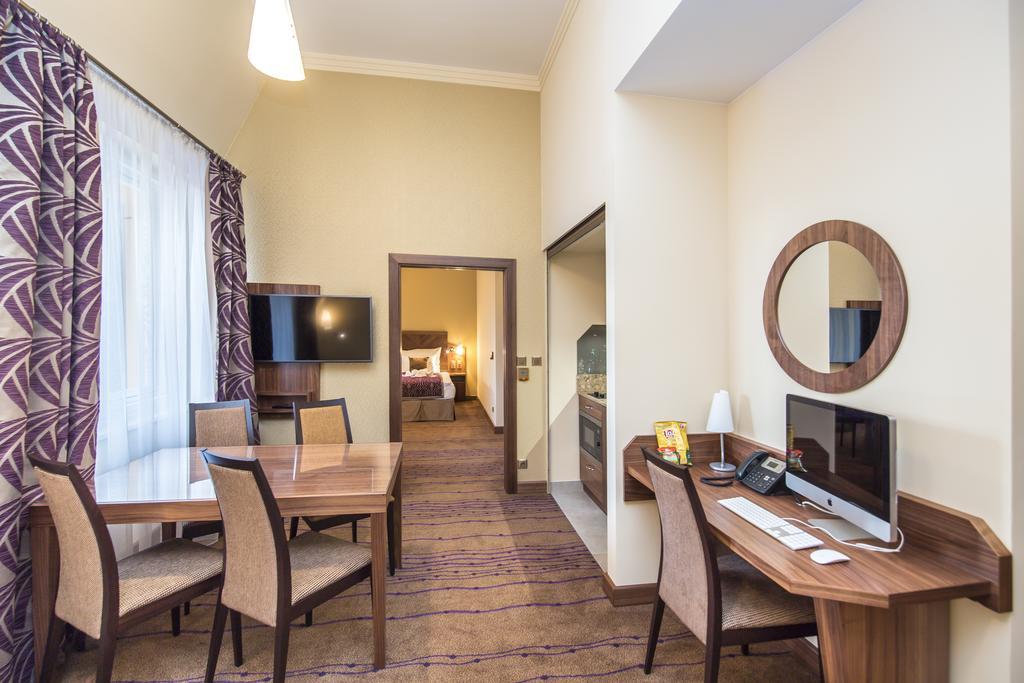Merchants Crown Suites And Spa Prága Kültér fotó Suite