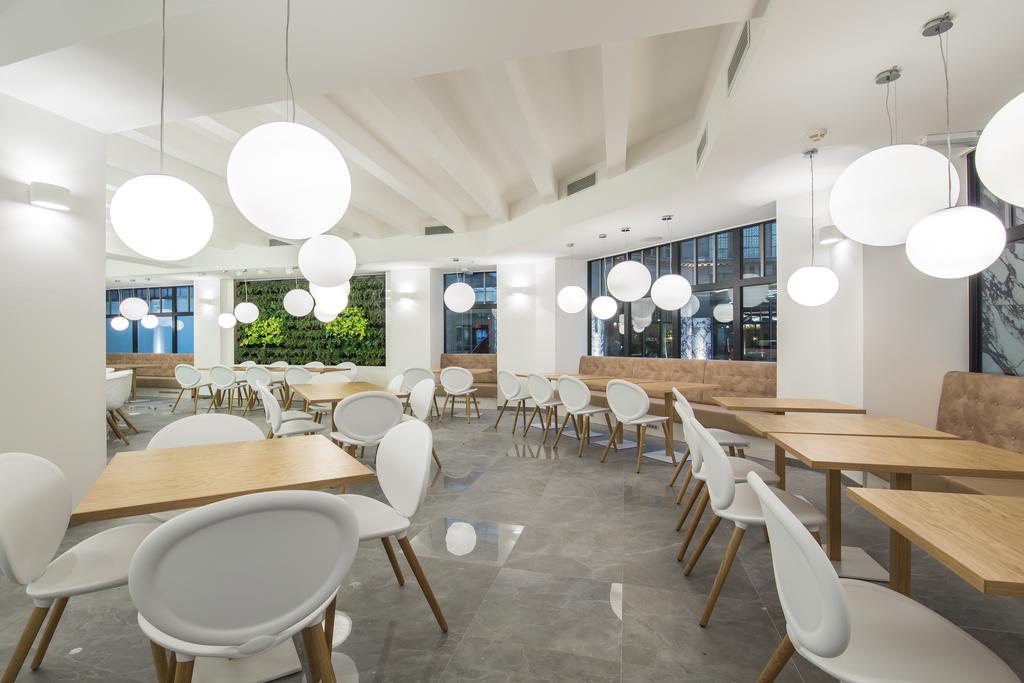 Merchants Crown Suites And Spa Prága Kültér fotó Interior of the restaurant