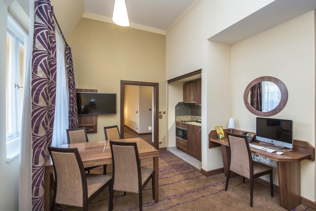 Merchants Crown Suites And Spa Prága Kültér fotó A typical apartment