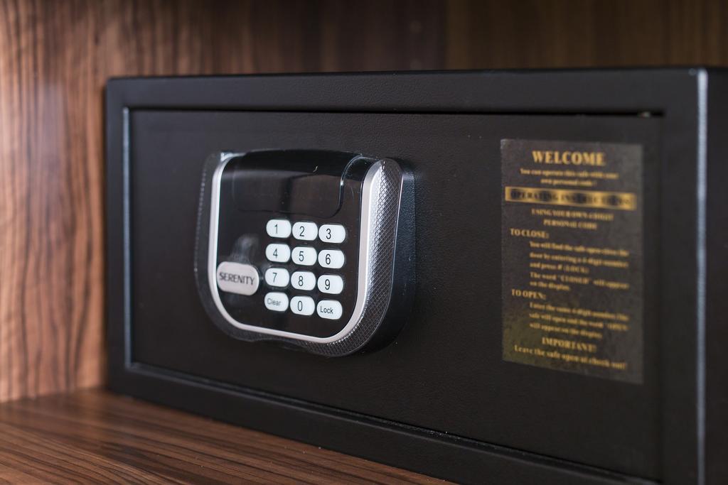 Merchants Crown Suites And Spa Prága Kültér fotó A safe with a keypad