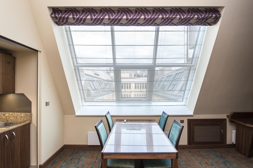 Merchants Crown Suites And Spa Prága Kültér fotó Roman shade
