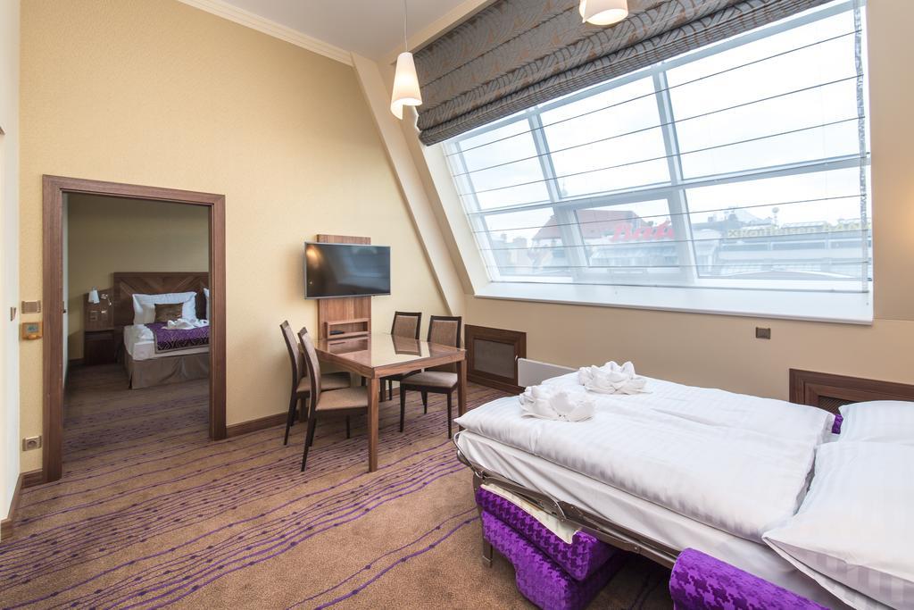 Merchants Crown Suites And Spa Prága Kültér fotó A Premier Inn room