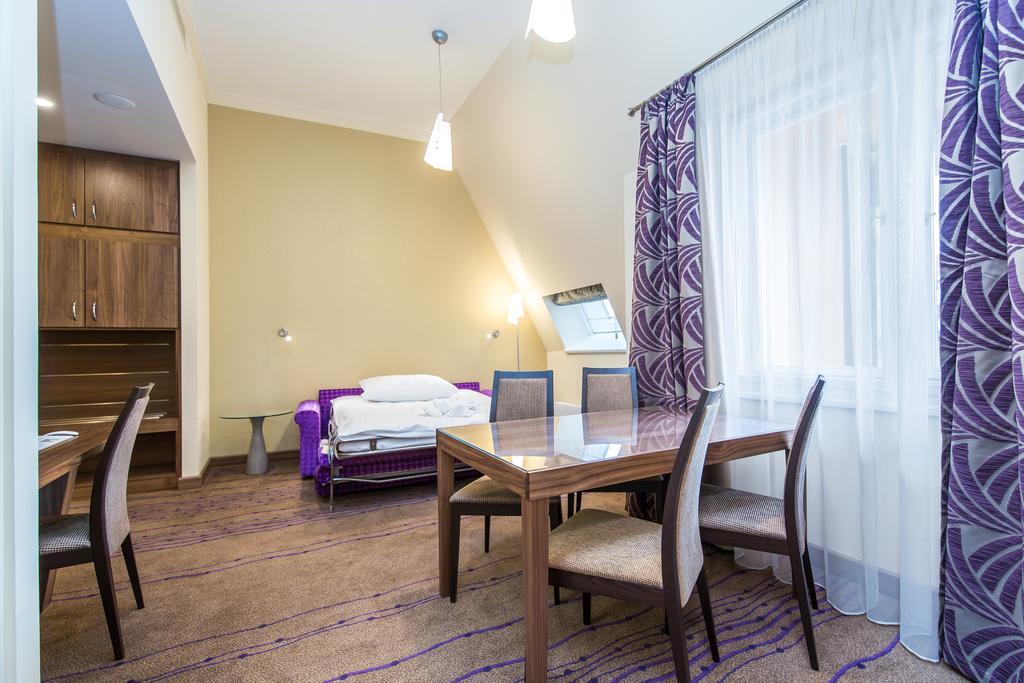 Merchants Crown Suites And Spa Prága Kültér fotó A typical apartment