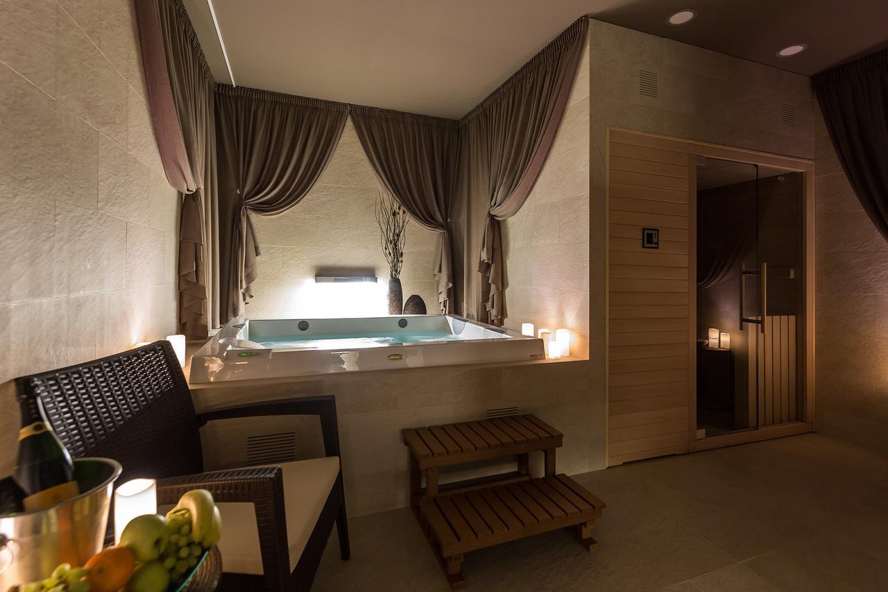 Merchants Crown Suites And Spa Prága Kültér fotó A spa in a hotel