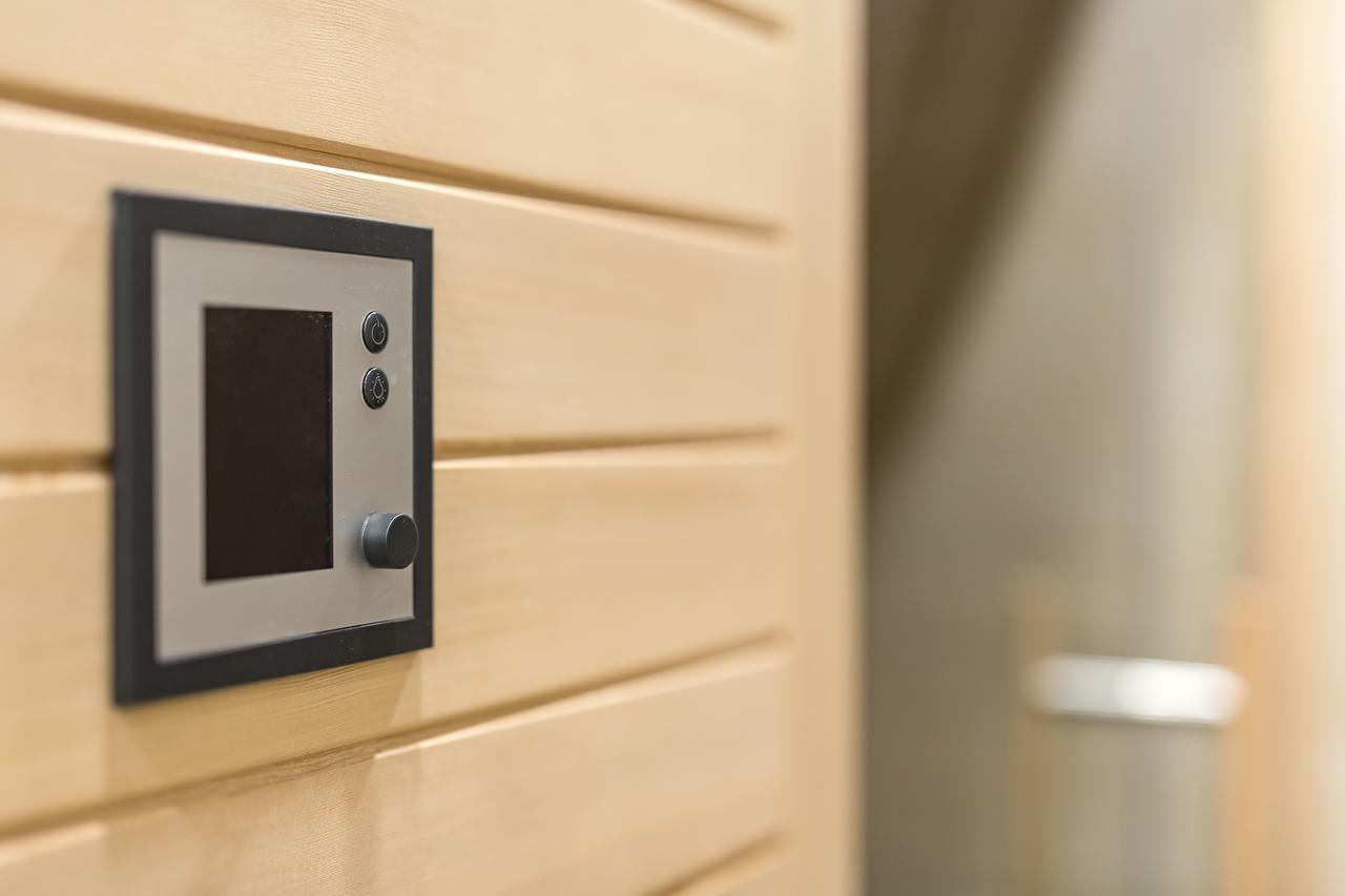 Merchants Crown Suites And Spa Prága Kültér fotó A modern door bell