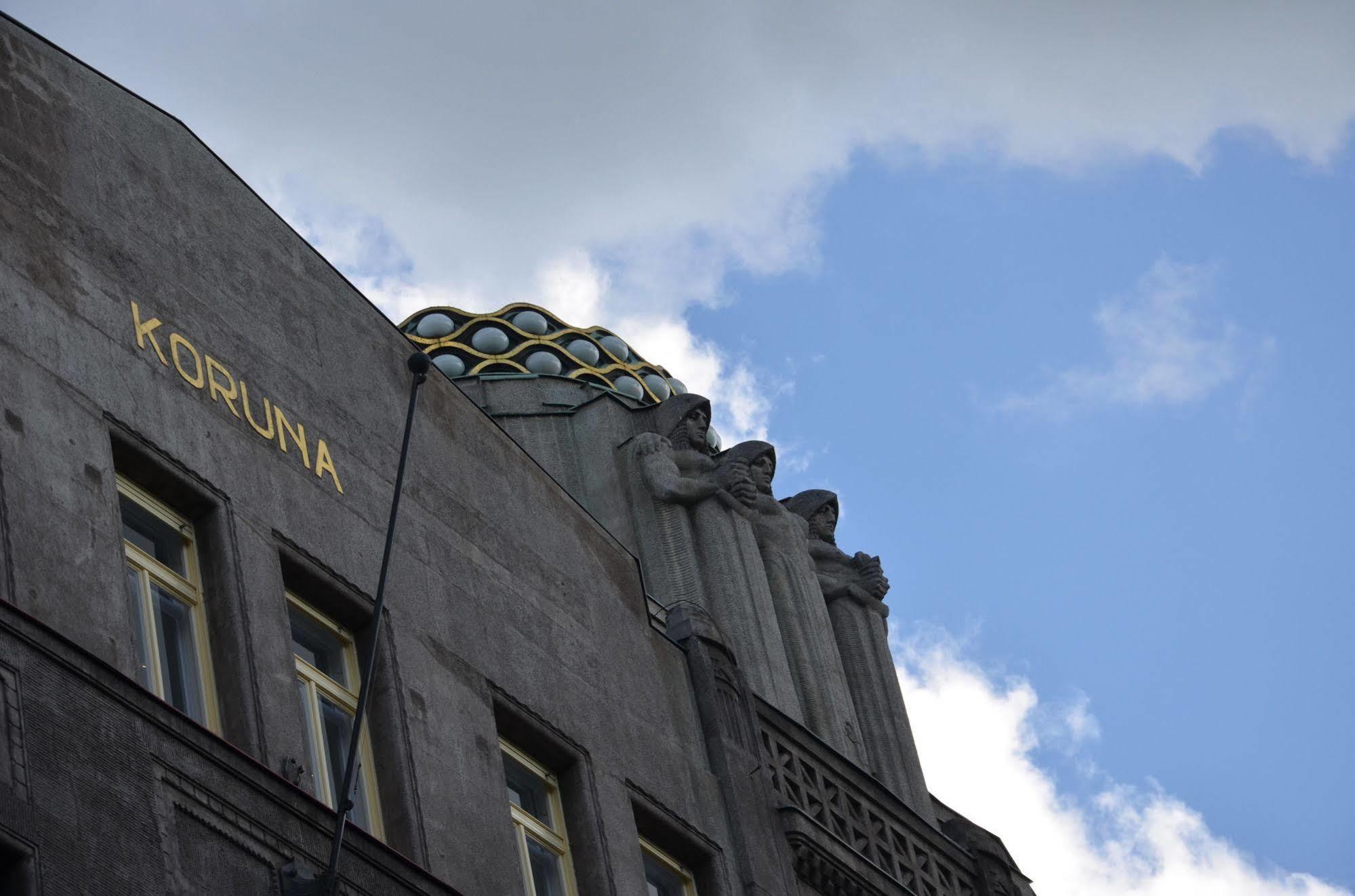 Merchants Crown Suites And Spa Prága Kültér fotó Detail of the facade