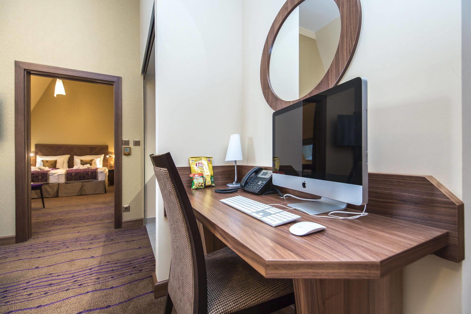 Merchants Crown Suites And Spa Prága Kültér fotó A computer in a hotel room