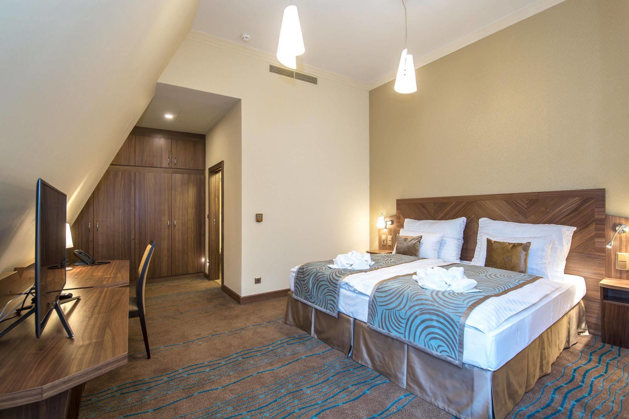 Merchants Crown Suites And Spa Prága Kültér fotó A room at the hotel