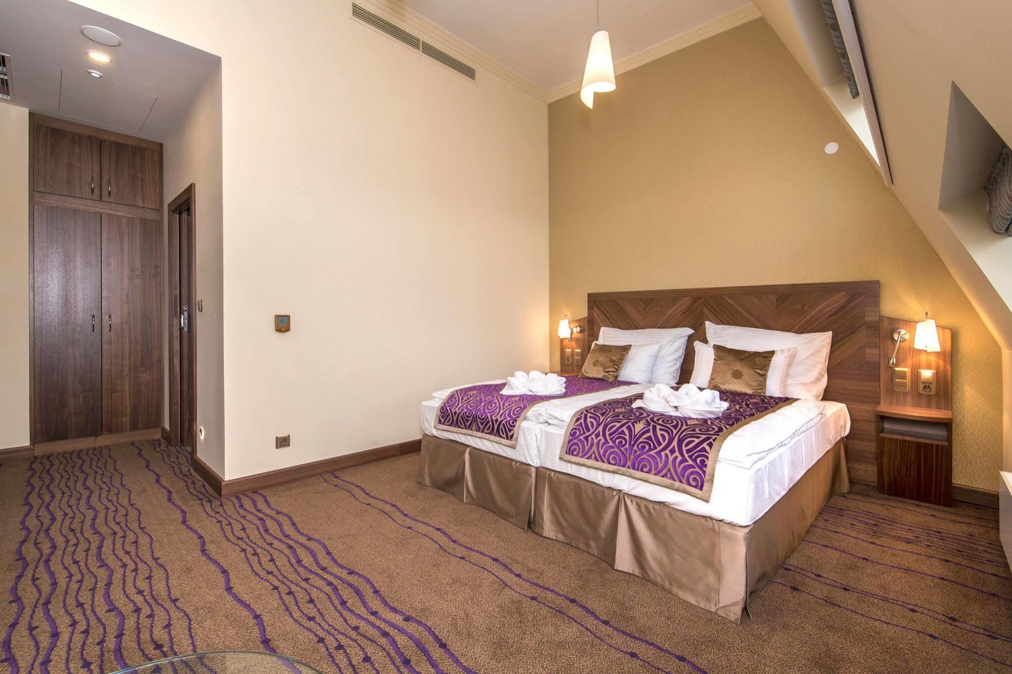 Merchants Crown Suites And Spa Prága Kültér fotó Suite