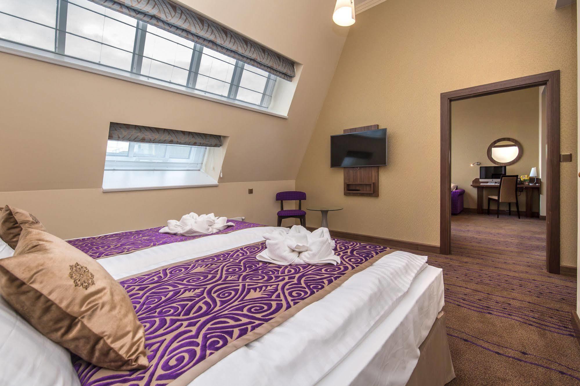 Merchants Crown Suites And Spa Prága Kültér fotó A suite at the hotel