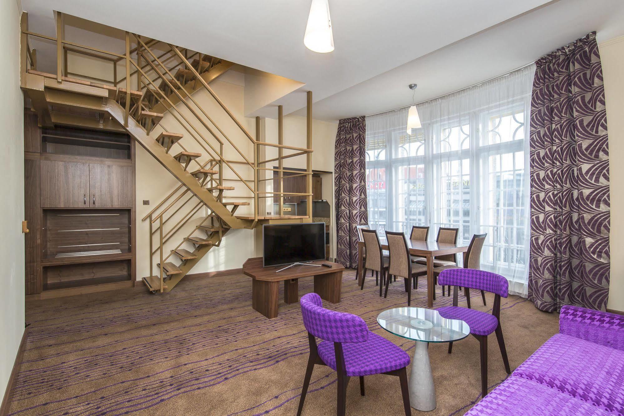 Merchants Crown Suites And Spa Prága Kültér fotó A suite at the Radisson Blu Hotel, Prague