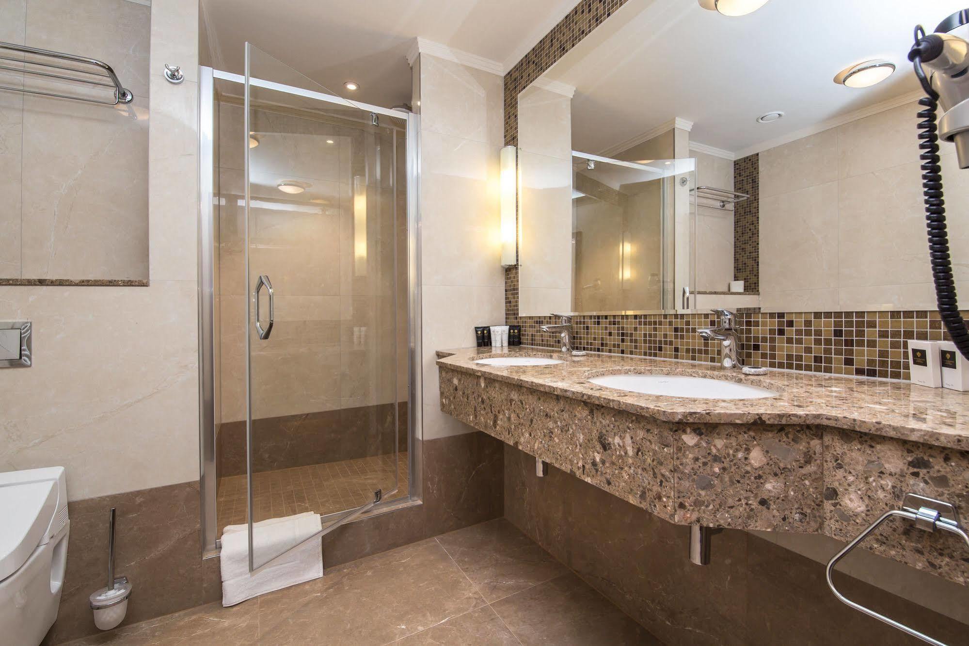 Merchants Crown Suites And Spa Prága Kültér fotó A shower enclosure
