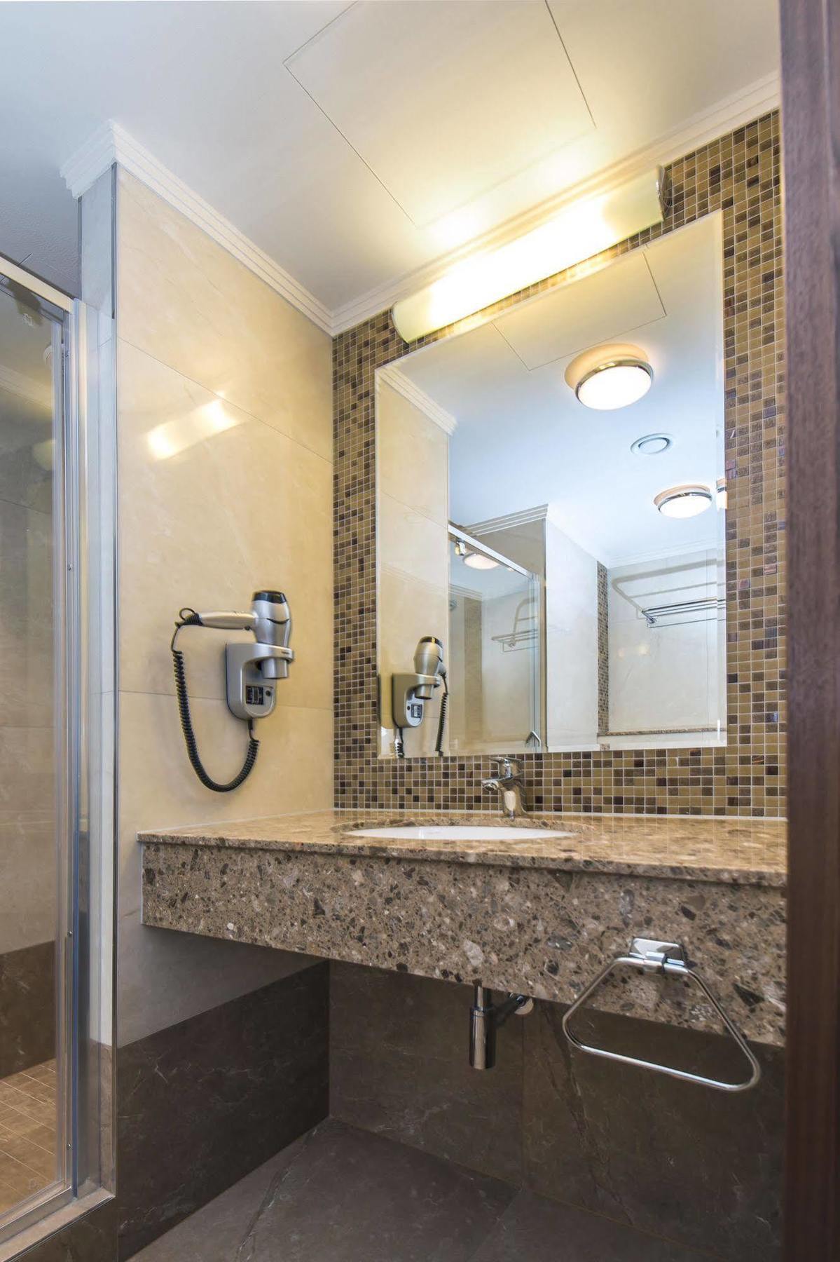 Merchants Crown Suites And Spa Prága Kültér fotó Bathroom