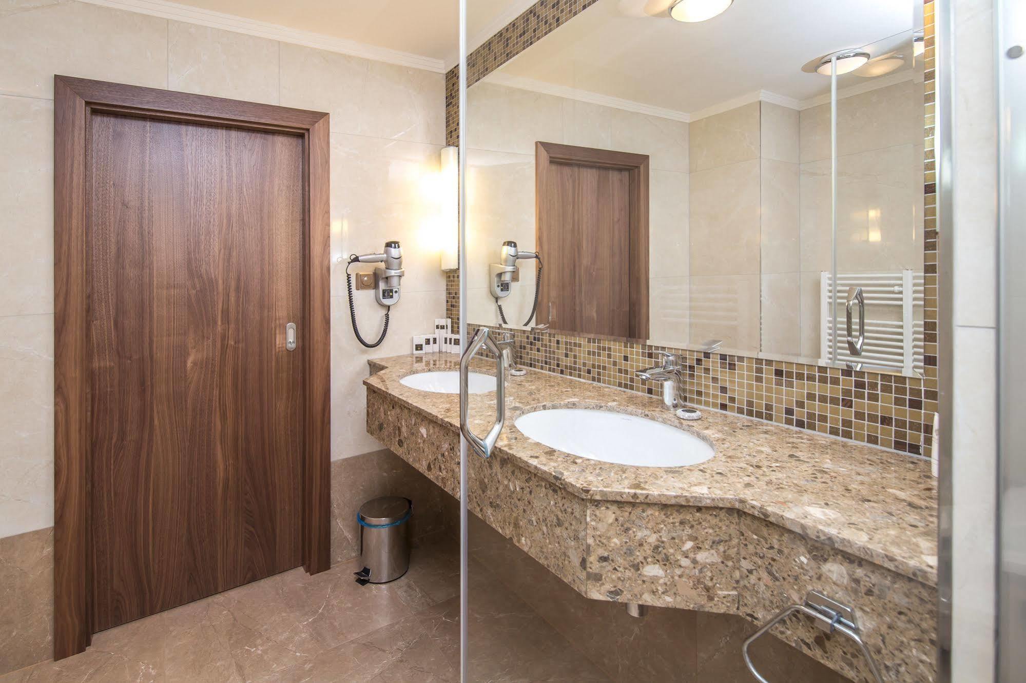 Merchants Crown Suites And Spa Prága Kültér fotó Bathroom