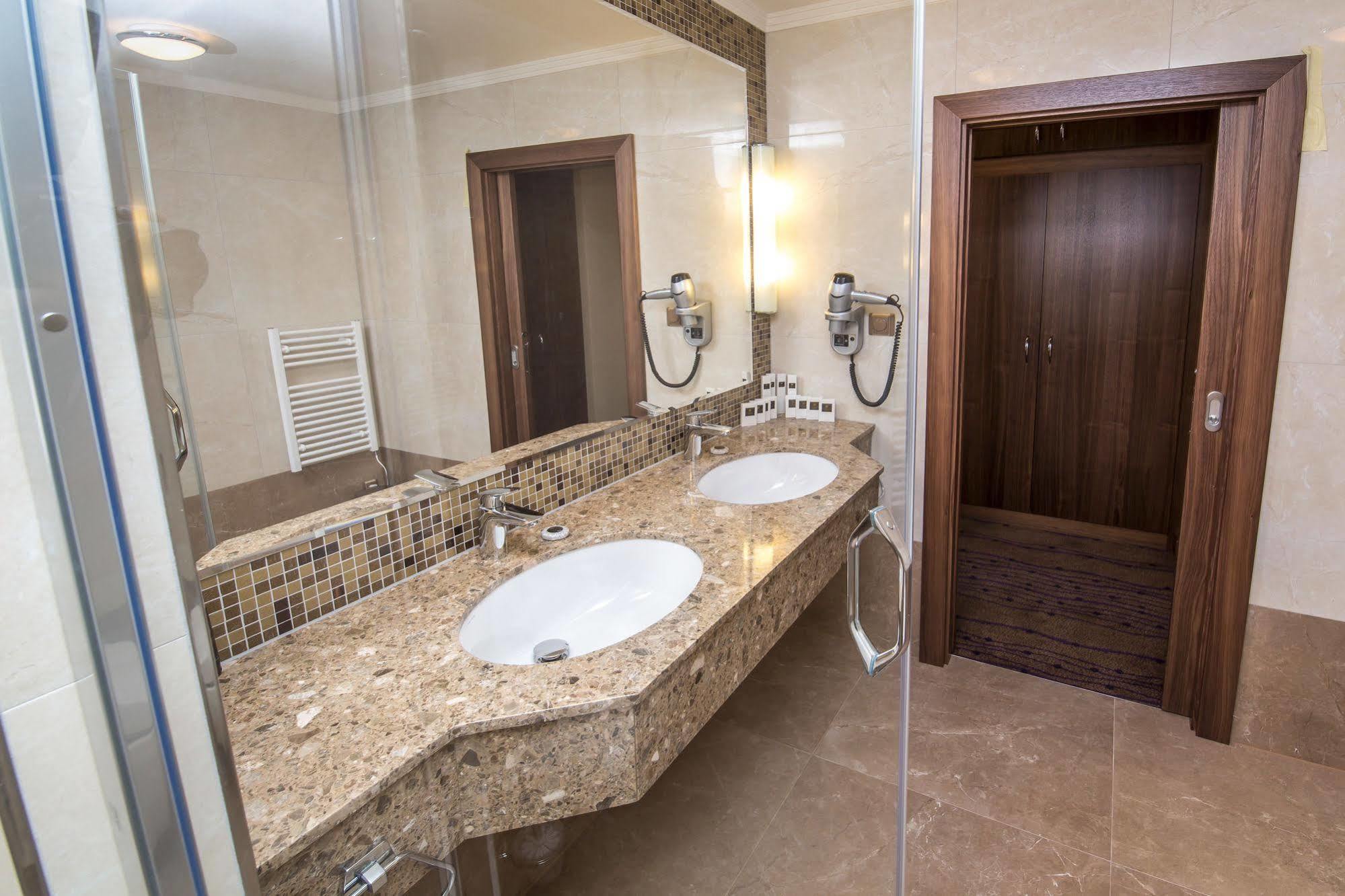 Merchants Crown Suites And Spa Prága Kültér fotó Bathroom in a hotel