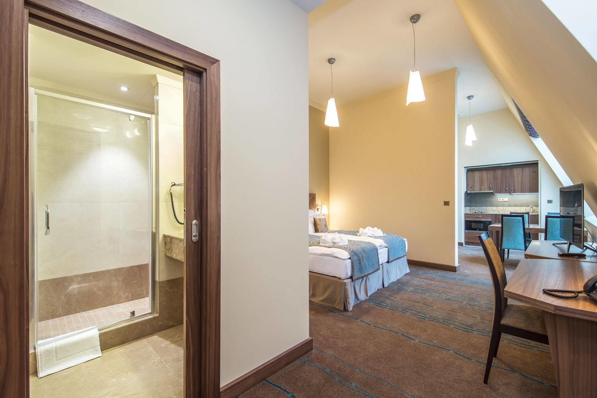 Merchants Crown Suites And Spa Prága Kültér fotó A typical apartment