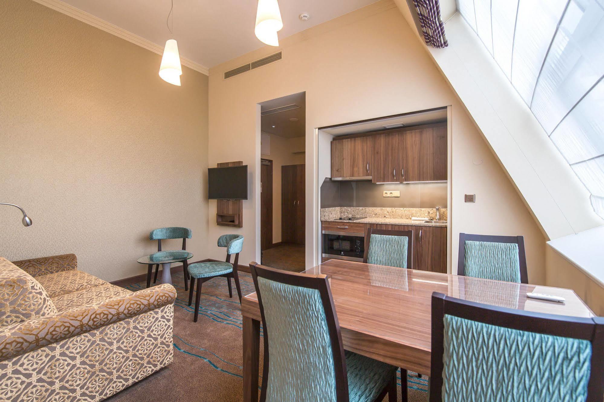 Merchants Crown Suites And Spa Prága Kültér fotó A suite at the hotel