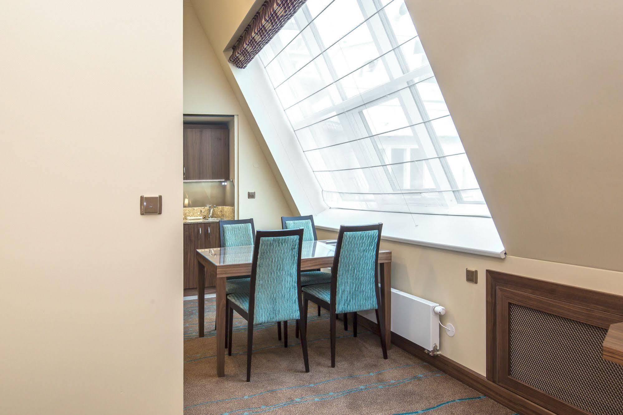 Merchants Crown Suites And Spa Prága Kültér fotó A Roman blind in a hotel room