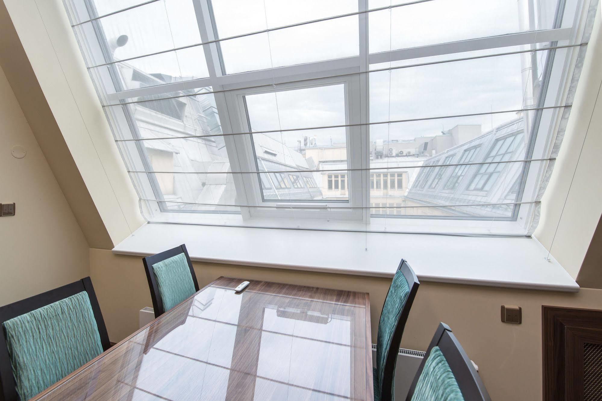 Merchants Crown Suites And Spa Prága Kültér fotó Roman blinds