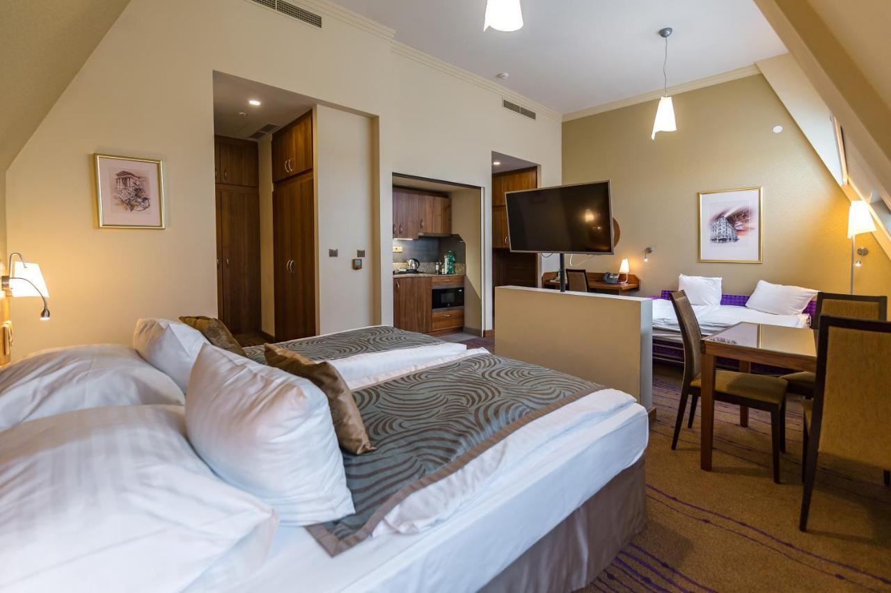 Merchants Crown Suites And Spa Prága Kültér fotó A typical studio apartment