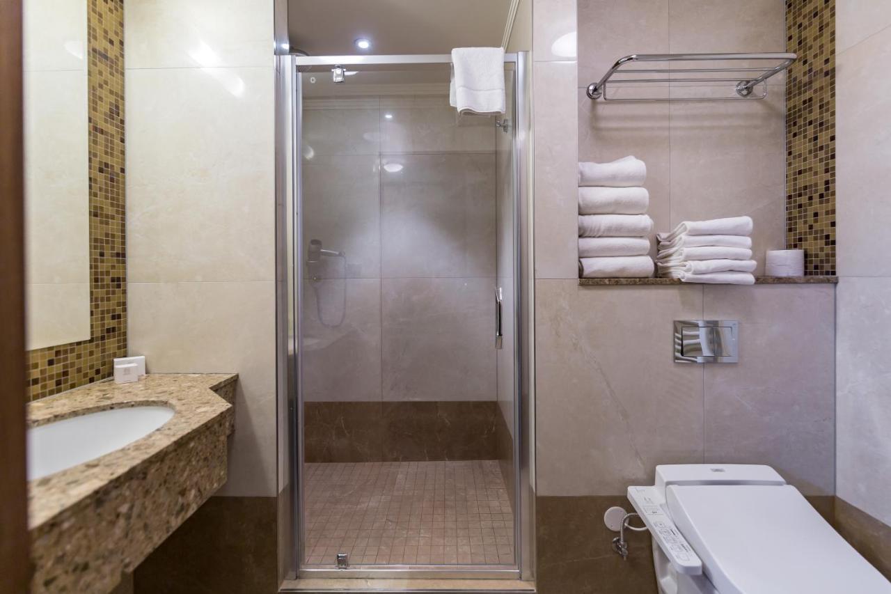 Merchants Crown Suites And Spa Prága Kültér fotó A shower enclosure