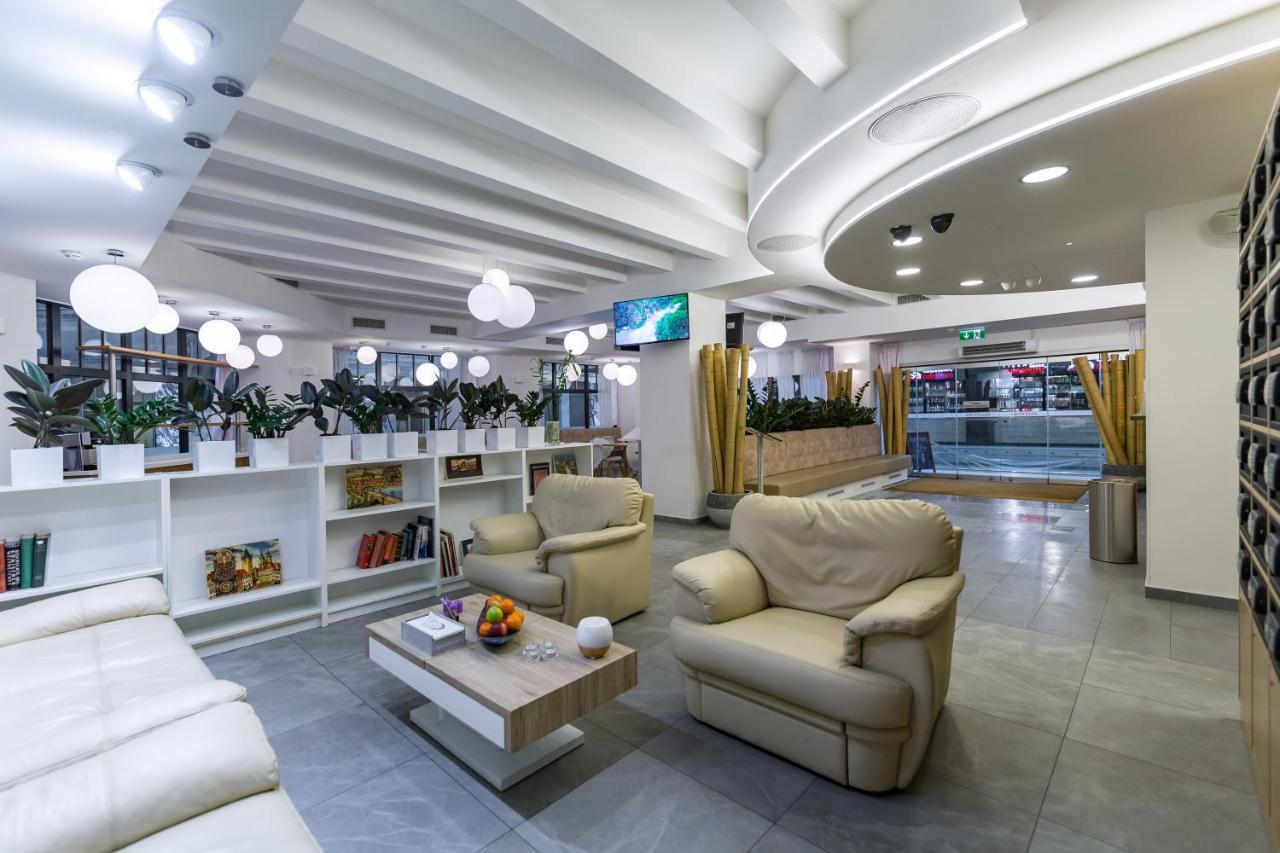 Merchants Crown Suites And Spa Prága Kültér fotó Business lounge at Belgrade Nikola Tesla Airport