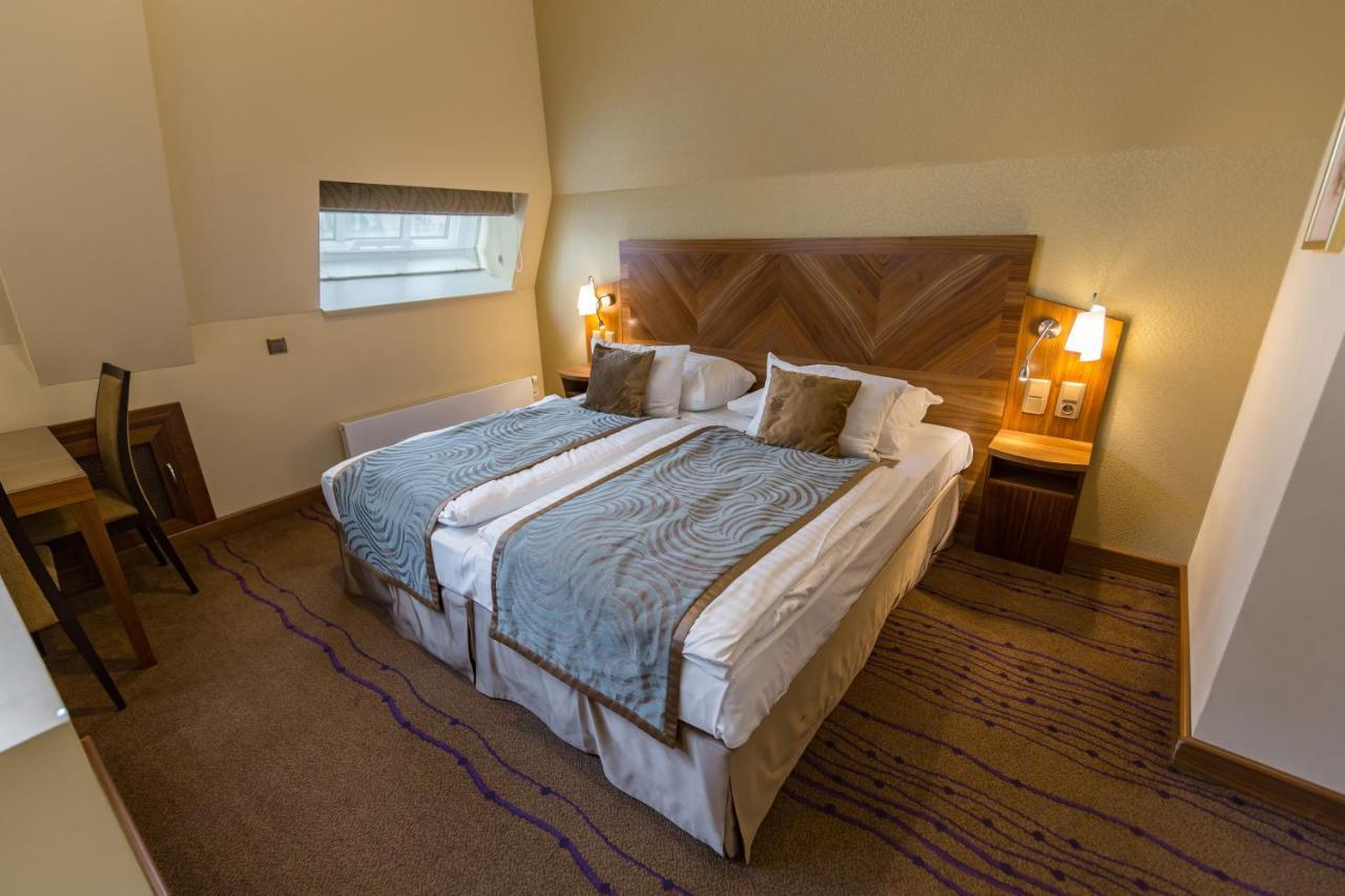 Merchants Crown Suites And Spa Prága Kültér fotó A bedroom at the hotel
