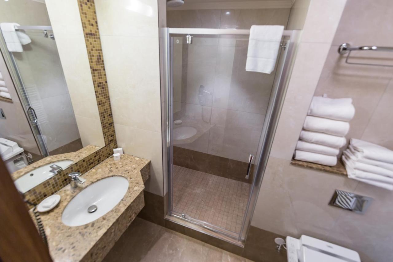 Merchants Crown Suites And Spa Prága Kültér fotó A shower enclosure
